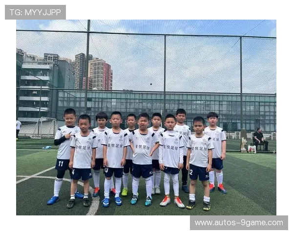 足球胆小球星是谁的儿子 揭秘其家庭背景与成长历程